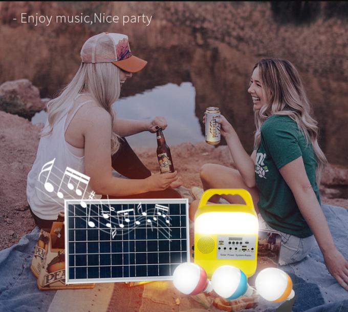 Energia solare che accende notte degli amici di pesca della stalla del mercato di notte di emergenza di blackout che pesca la lampada del telecomando di manutenzione dell'automobile