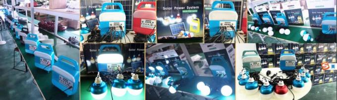 Energia solare che accende notte degli amici di pesca della stalla del mercato di notte di emergenza di blackout che pesca la lampada del telecomando di manutenzione dell'automobile